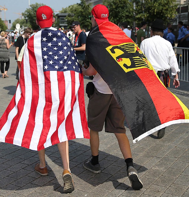 Deutsch-amerikanische Freundschaft &#8...ama-Rede feiern sie mit ihren Flaggen.  | Foto: dpa
