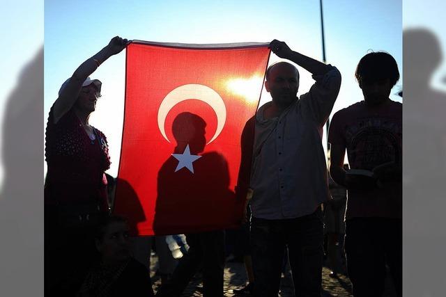 Fans der Istanbuler Klubs protestieren gemeinsam