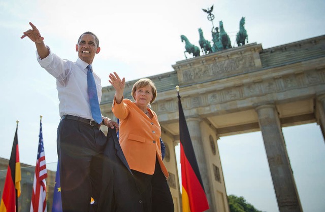 Gru am historischen Ort ins Publikum:...gela Merkel vor dem Brandenburger Tor.  | Foto: dpa