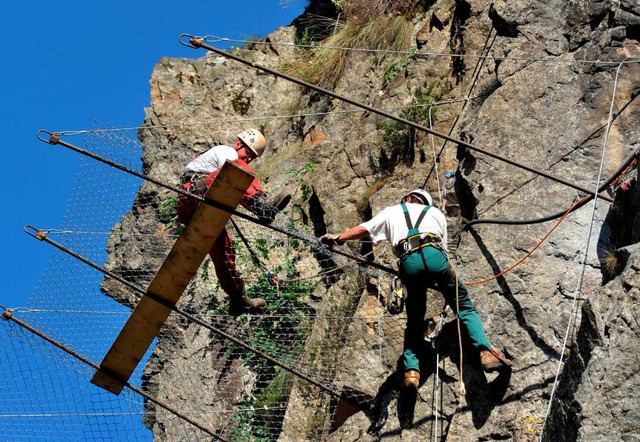 Archivbild von 2009: Zwei Arbeiter ein... zwischen Freiburg und Donaueschingen.  | Foto: dpa