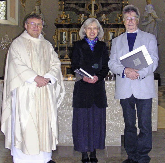 Pater Marian Rybak berreichte Heidema...o die Ernennungsurkunde des Bischofs.   | Foto: Seelsorgeeinheit/Hartenstein