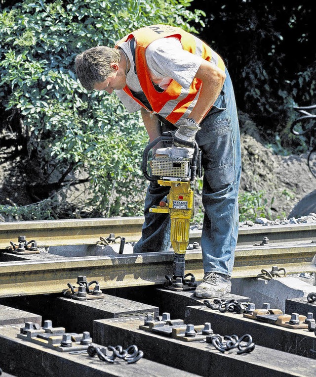 Ein Facharbeiter in Sachen Gleisbau be...leisen immer noch Handarbeit gefragt.   | Foto: DPA