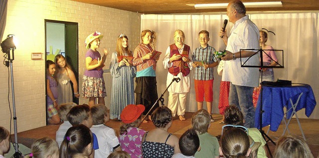 Johannes Maier vom Frderverein dankte...klsslern, die ein Theaterstck boten.  | Foto: Steineck