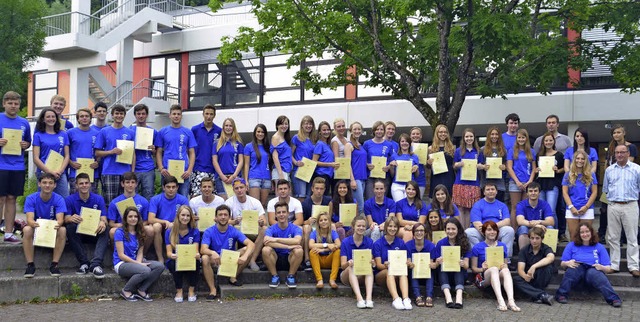 56 Abiturienten haben am Lise-Meitner-...: Sie haben ihr Abitur in der Tasche.   | Foto: Martina Weber-Kroker