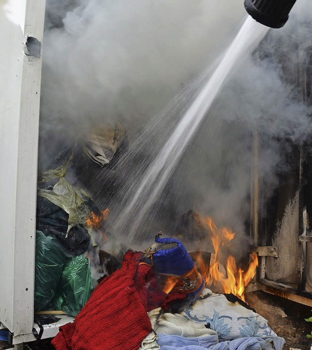 Die Bad Sckinger Feuerwehr lschte am...inen brennenden Altkleider-Container.   | Foto: Ralph Fautz