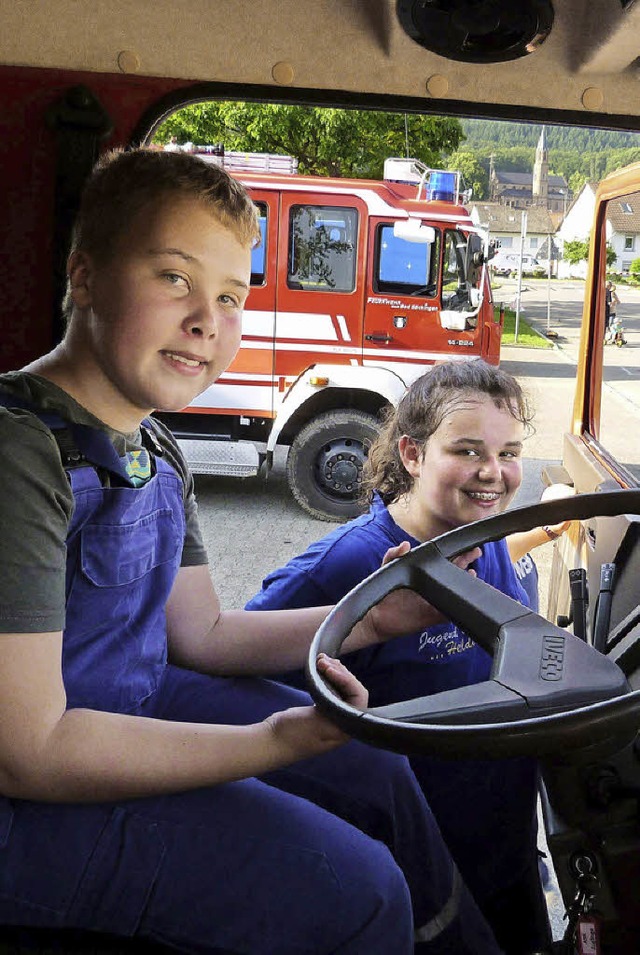 Das macht Spa und Lust auf  Feuerwehr...Kinder am Steuer eines Feuerwehrautos.  | Foto: Schneider