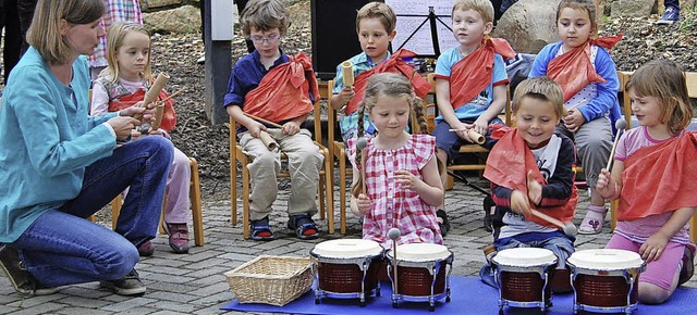 Mit Liedern und Tnzen feierten die Kl...artens Niederrimsingen ihr Sommerfest.  | Foto: Hans-jochen Voigt