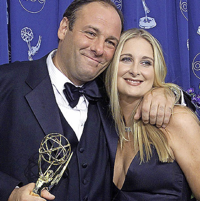 Mit einem seiner drei Emmys und seiner... Marcy: Schauspieler James Gandolfini   | Foto: afp