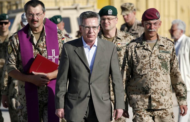 Verteidigungsminister Thomas de Maizi...e Bundeswehrsoldaten in Afghanistan.    | Foto: dpa