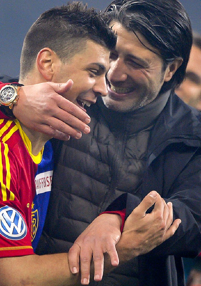 Noch  vereint: Trainer Murat Yakin (re...ational begehrten  Fuballer  des FCB   | Foto: AFP