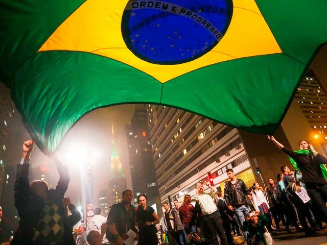 Massenproteste unter brasilianischer Flagge.  | Foto: dpa