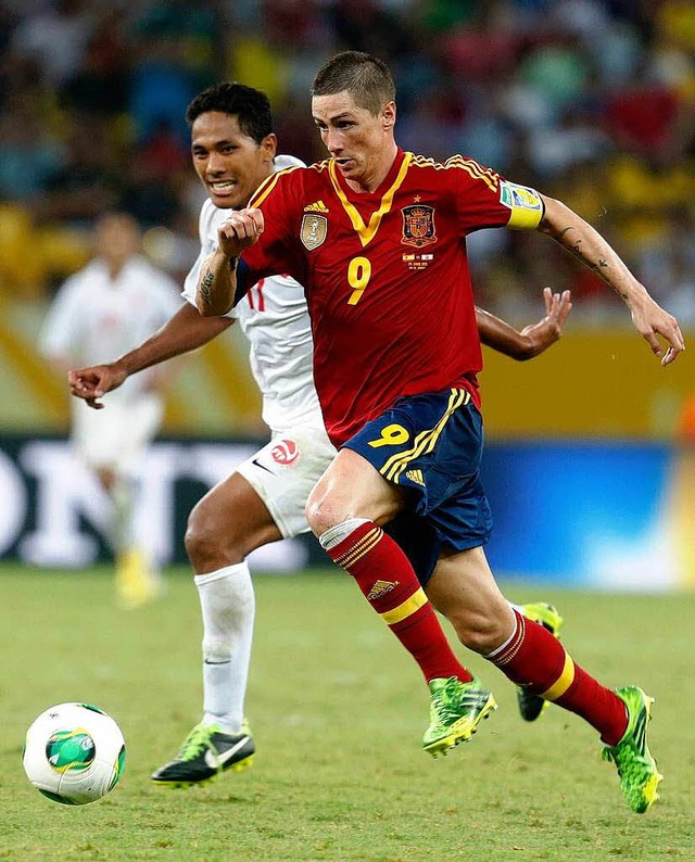 Der Spanier Fernando Torres rennt dem ...pieler Jonatha Tehau von Tahiti davon.  | Foto: dpa