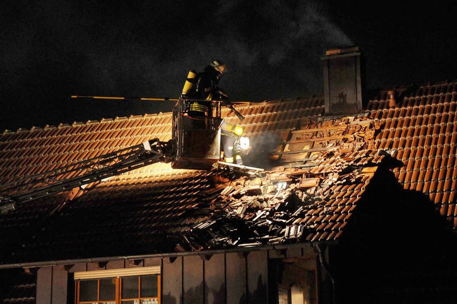 Die Löscharbeiten der Feuerwehr in Seelbach. (Foto: WOLFGANG KUENSTLE ) Die Löscharbeiten der Feuerwehr in Seelbach. (Foto: WOLFGANG KUENSTLE )