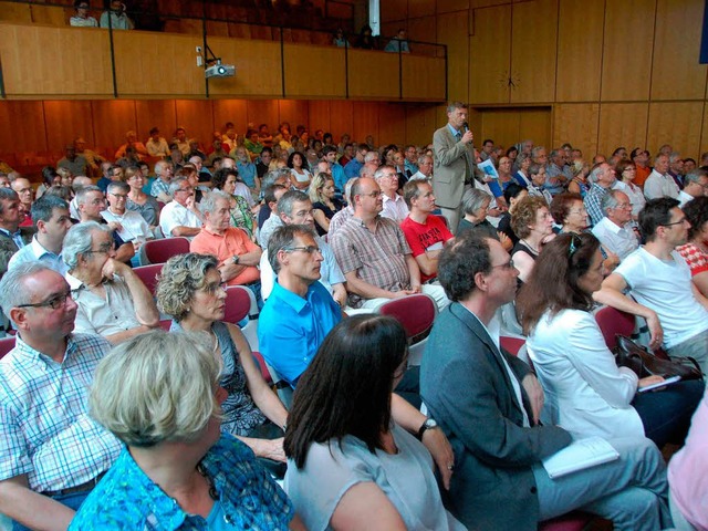 200 interessierte Brger folgen den Ausfhrungen von Moderator Andreas Jacob  | Foto: Hannes Lauber