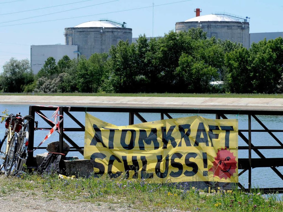 Das Atomkraftwerk Fessenheim ist seit ...iel der Proteste von Atomkraftgegnern.  | Foto: dapd