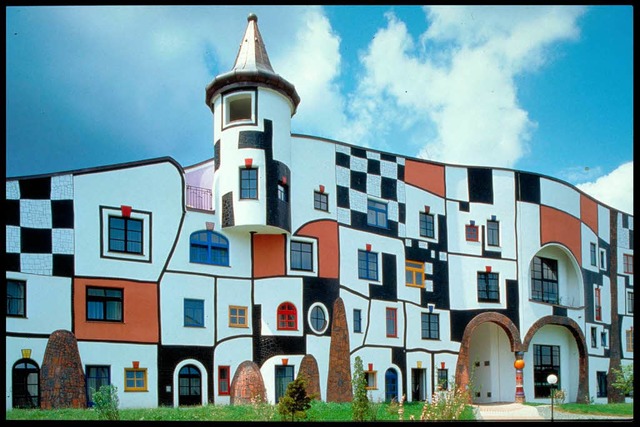 So schn bunt ist das Hotel Rogner Bad...Hundertwasser gestaltete das Gebude.   | Foto: Rogner-Bad-Blumau