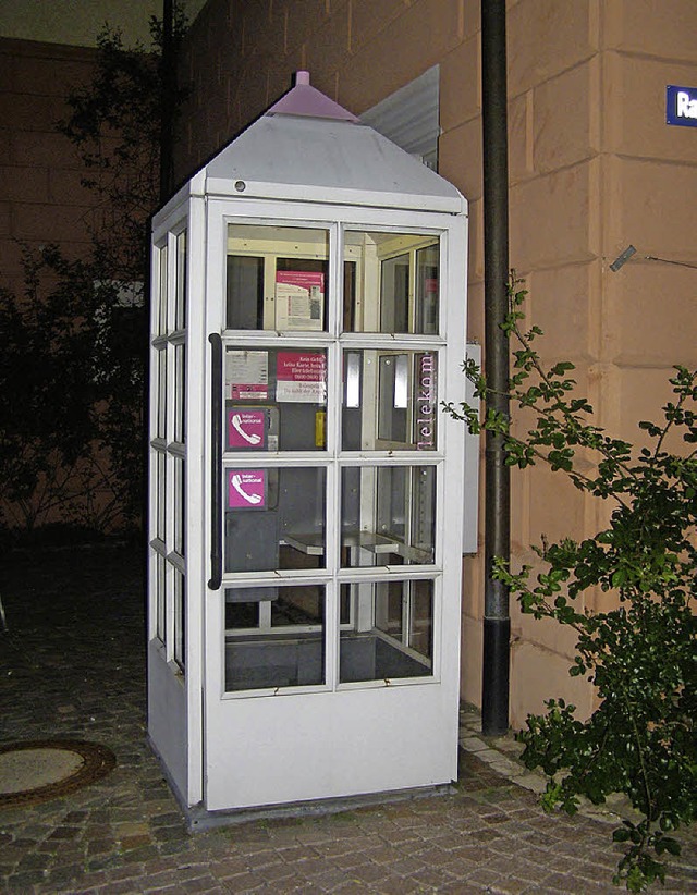 Die Telefonzelle am Rathausplatz in L...d kaum noch genutzt und nun abgebaut.   | Foto: Schilling