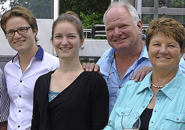 Gerda und Klaus Labudde, hier mit Toch...Sohn Luca, laden ins neu Weingut ein.   | Foto: kai kricheldorff