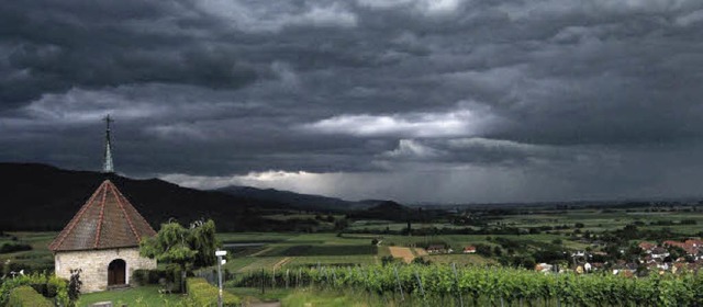 Wetterwechsel: Rabenschwarz war der Hi...ont mit Sturm und Starkregen heranzog.  | Foto: Siegfried Gollrad