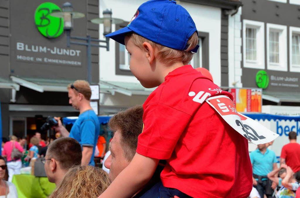 Zuschauen auf Papas starken Schultern Zuschauen auf Papas starken Schultern