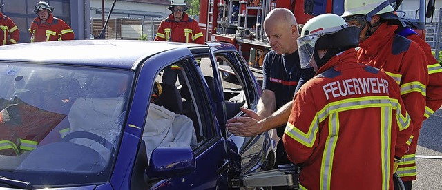 Die Breisacher Feuerwehr lud Jugendlic...; aus einem Auto geborgen werden kann.  | Foto: Hans-Jochen Voigt