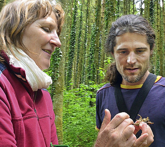 Freudige Entdeckung: Regina Biss und Peter Rudolph begutachten den Dohlenkrebs.  | Foto: Andr Hnig