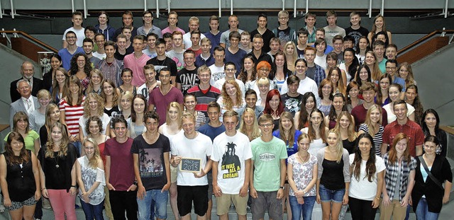 122 erleichterte Schlerinnen und Sch...iturienten 2013 am Scheffelgymnasium.   | Foto: Schule