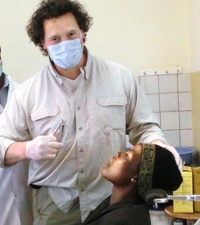 Hans-Jrgen Weh behandelt eine Patientin in Tansania.  | Foto: ZVG