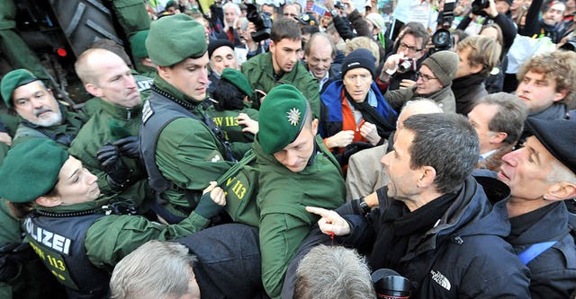 Rangelei mit Polizisten bei einer Demo gegen Stuttgart 21  | Foto: dpa