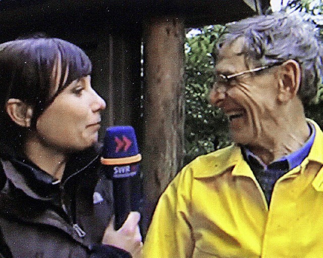 Landesschau-Reporterin Sybille Mck interviewt Jrg Drflinger.   | Foto: Rolf-Dieter Kanmacher