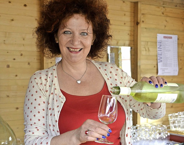 Weiwein schenkt Gabi Schwble  am Sta... Wein Speck in diesem Jahr hufig aus.  | Foto: Nikola Vogt