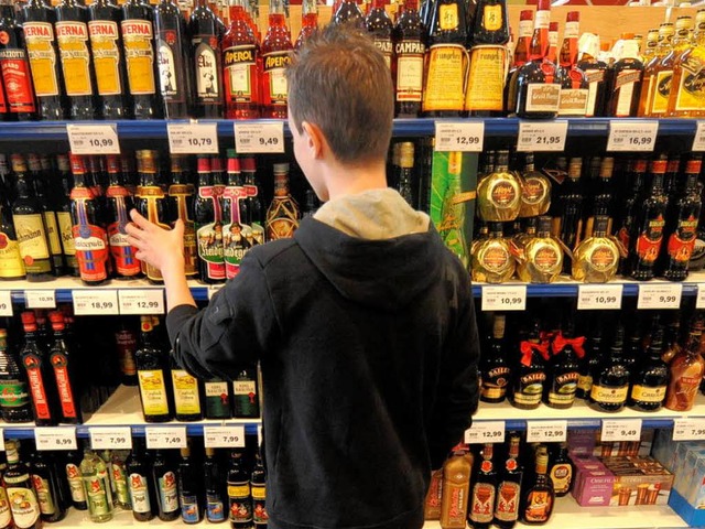 Viel zu leicht kommen Jugendliche in W...ochprozentigen Alkohol (Symbolbild).    | Foto: dpa
