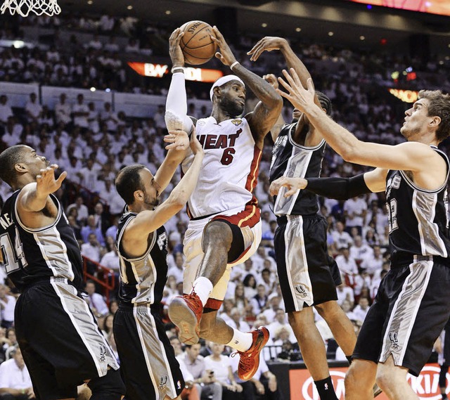 LeBron James beim Tnzchen mit der Spurs-Defensive  | Foto: dpa