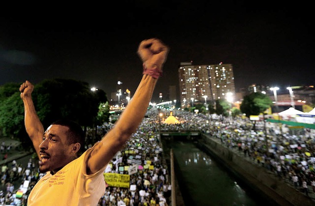 &#8222;Wir wollen Schulen auf Fifa-Niveau&#8220; &#8211; Demonstrant in Rio  | Foto: dpa