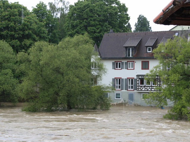 Die derzeit starke Strmung des Rheins erschwert die Bergungsarbeiten.  | Foto: Katja Mielcarek