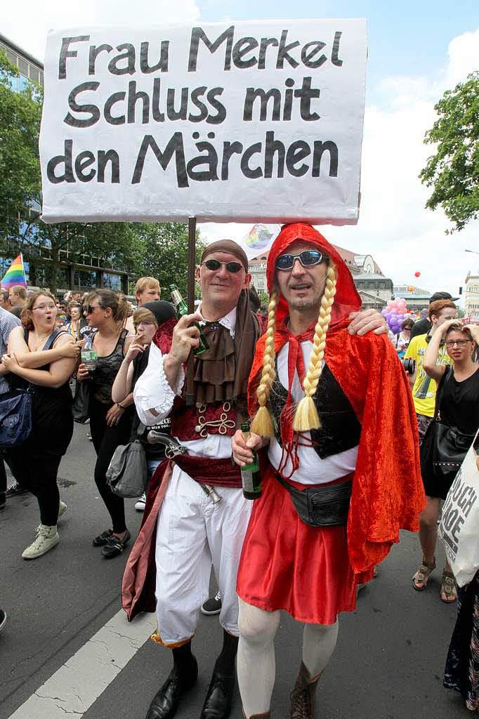Demonstration gegen gesellschaftliche Diskriminierung in bunten Kostmen: der Christopher Street Day in Berlin.