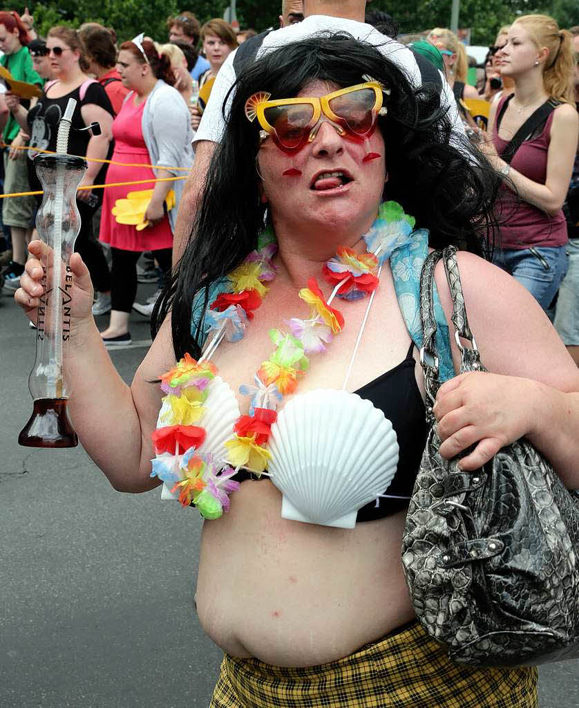 Demonstration gegen gesellschaftliche Diskriminierung in bunten Kostmen: der Christopher Street Day in Berlin.