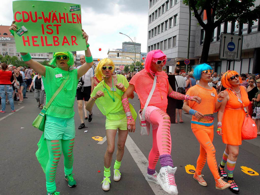 Demonstration gegen gesellschaftliche Diskriminierung in bunten Kostmen: der Christopher Street Day in Berlin.