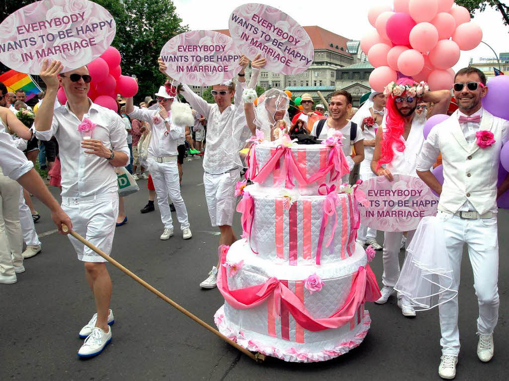 Demonstration gegen gesellschaftliche Diskriminierung in bunten Kostmen: der Christopher Street Day in Berlin.