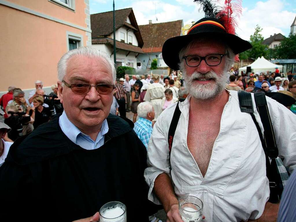 Pfarrer Felix Baumann und Jubilumschronist Hubert Rderer (rechts)
