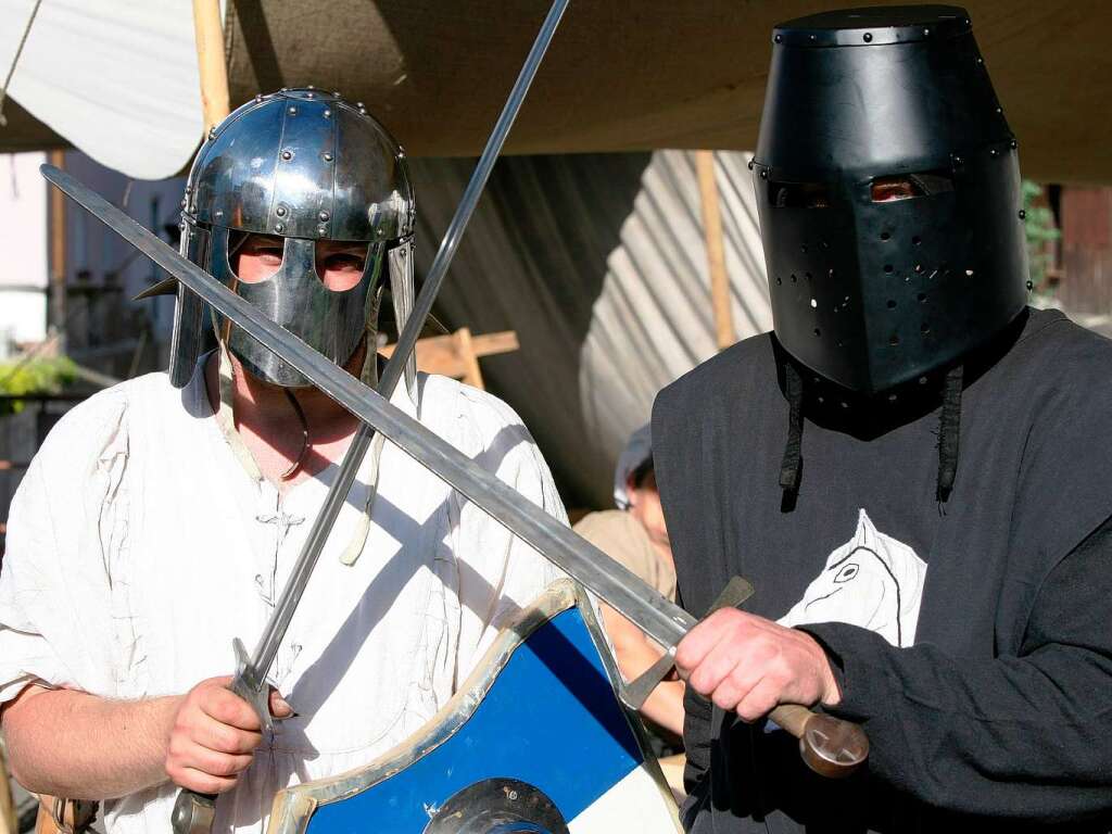 Die Mittelaltergruppe Communis Considere stellte Schwerttkmpfer an ihrem Lager zur Schau.