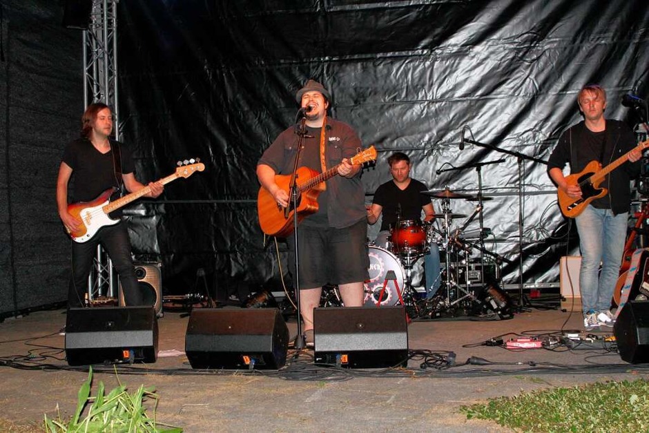 „Kellner“ begeisterten im Schlossgarten ihr Publikum (Christian Glaser, Mathias Kellner, Andreas Schechinger und Florian Sprenger (von links). (Foto: Martha Weishaar) „Kellner“ begeisterten im Schlossgarten ihr Publikum (Christian Glaser, Mathias Kellner, Andreas Schechinger und Florian Sprenger (von links). (Foto: Martha Weishaar)