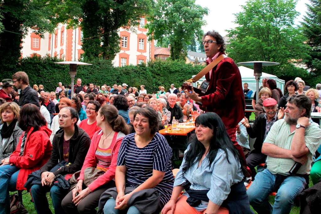 Manuel Drflinger von „Luddi“ hat keine Berhrungsngste mit dem Publikum beim Open-Air Konzert des Folktreff im Schlossgarten.