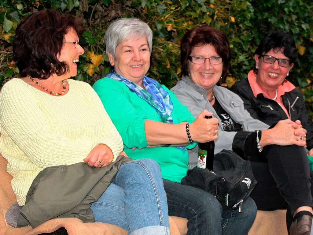 Aus der gesamten Region strmte das Publikum zum Open Air, quer durch alle Altersgruppen. Diese Damen machten es sich auf einer Parkbank im Schlosspark bequem.