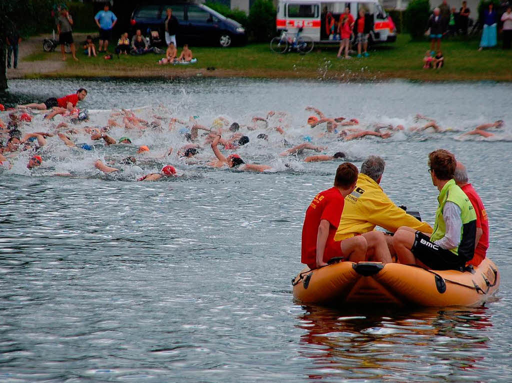 Los geht’s: Die Teilnehmer strzen sich ins 23 Grad warme Wasser des Mllersees unter den Augen der DLRG.