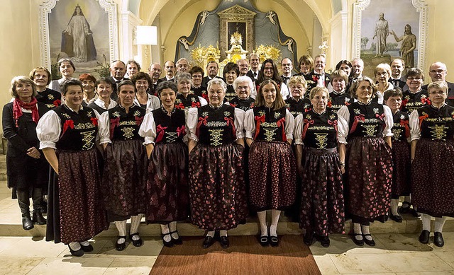 Die Sngerinnen und Snger feiern das ...e Bestehen des Bernauer Kirchenchores.  | Foto: Privat