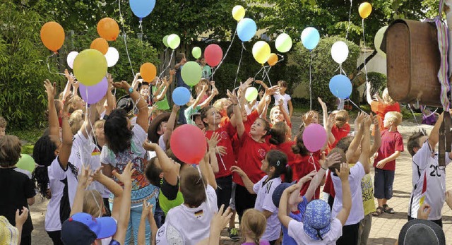 Eine Geste mit Symbolcharakter: Zum Ab...der Luftballons in den Himmel steigen.  | Foto: Christel Hlter-Hassler