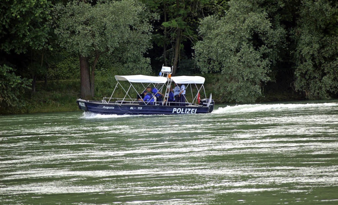 Auf dem Rhein waren am Wochenende Poli...trouillierte auf Höhe Bad Säckingens.   | Foto: Hildegard Siebold