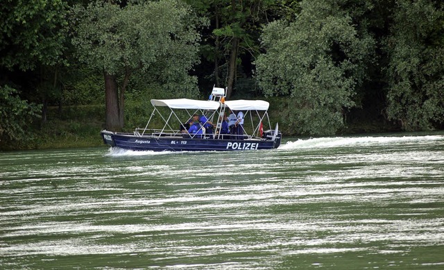 Auf dem Rhein waren am Wochenende Poli...trouillierte auf Hhe Bad Sckingens.   | Foto: Hildegard Siebold