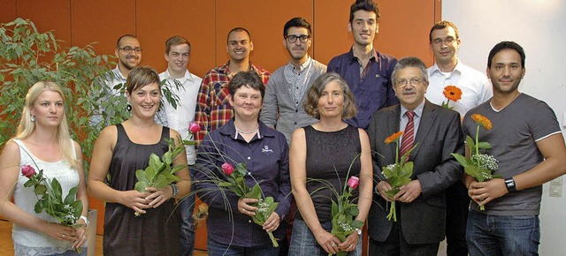 Die Absolventen der Abendrealschule Ru...ks) und Nicolas Siek (hinten rechts).   | Foto: Ounas-Krusel